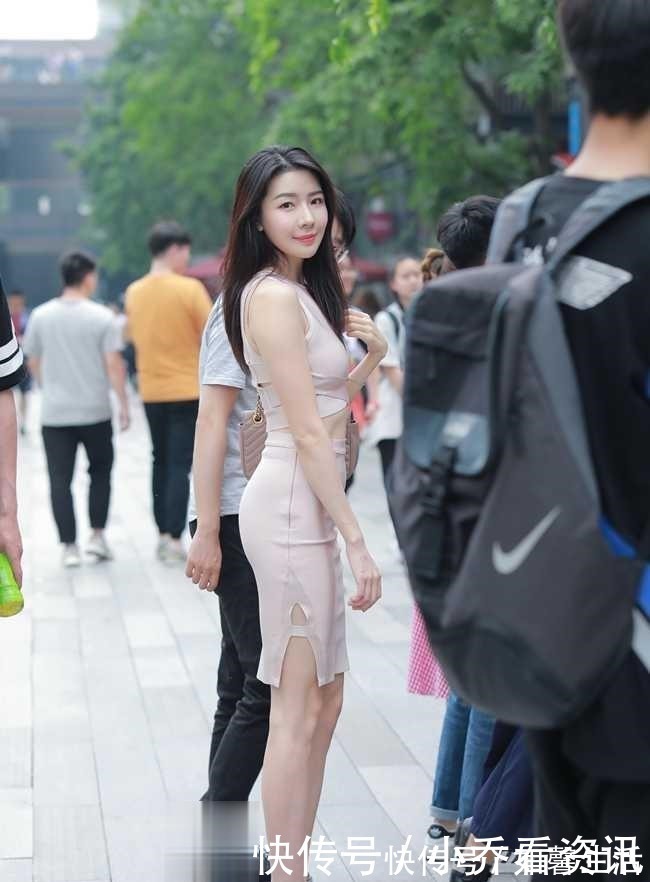 小姐姐 现在流行剪一刀,小姑娘挺会穿,美成人群焦点