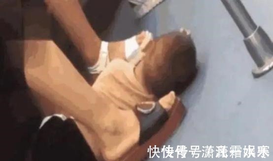 家长|地铁上,妈妈坐着玩手机却让孩子躺地上,宝妈解释后获乘客们称赞