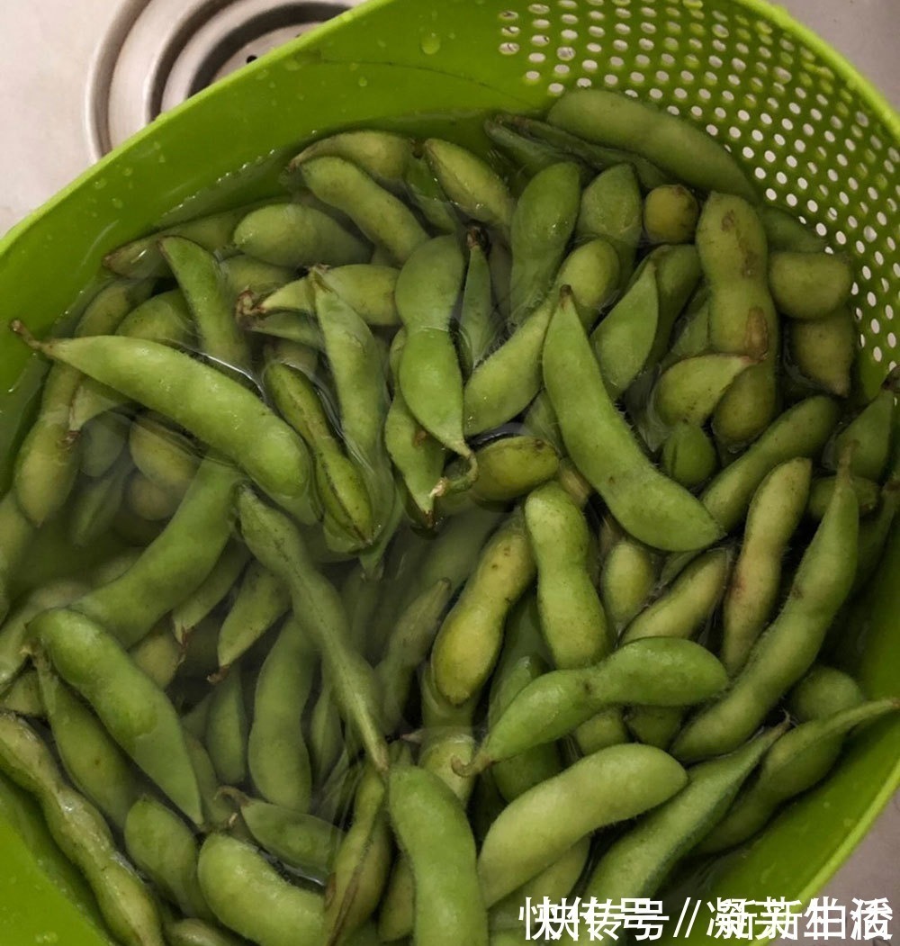 发黄|煮毛豆,牢记别直接下锅,烧烤店老板教我2招,毛豆入味翠绿不黄