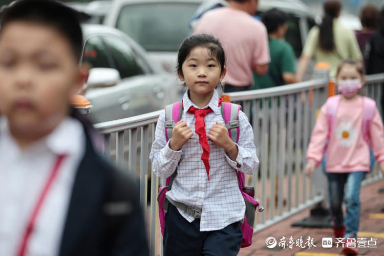 入校|济南文东小学：先测温再入校 安全迎接新学期