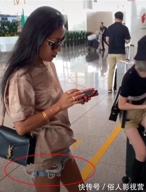 吉克隽逸多大胆?看到破洞短裤露的位置,网友:这辈子都不敢模仿插图2 吉克隽逸多大胆?看到破洞短裤露的位置,网友:这辈子都不敢模仿插图2