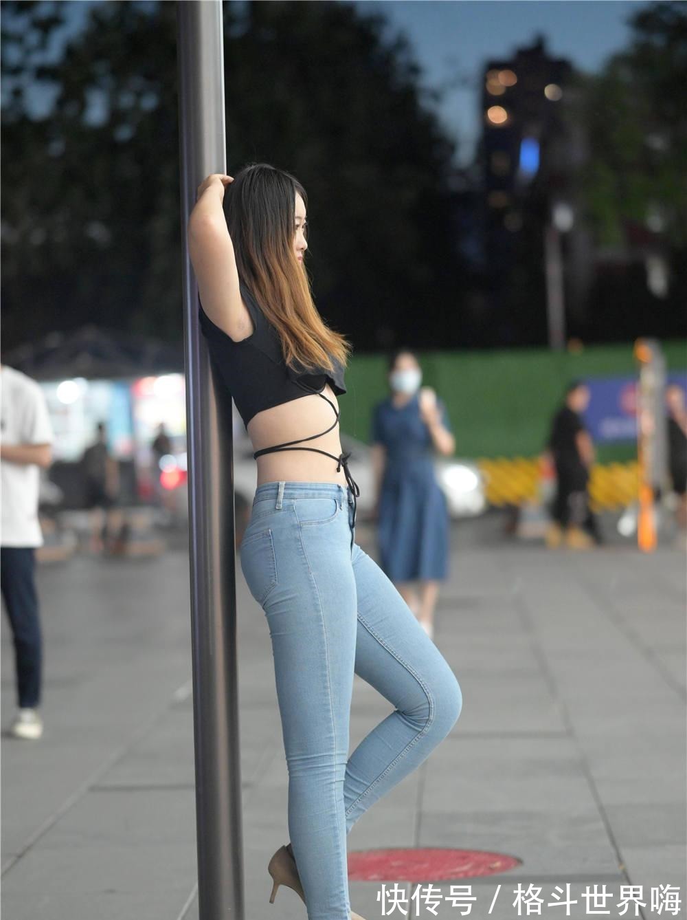 精致 紧身牛仔裤总觉得有些不一样,苗条或者身材丰满,都可以穿出精致!