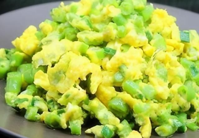 豆角|豆角别炒了，教你新吃法，翠绿爽口，鲜香滑嫩，上桌几分钟就光盘