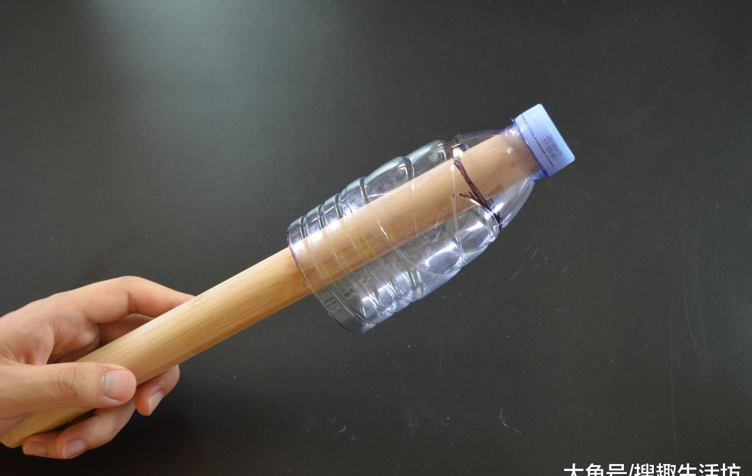 擀面杖上套一个塑料瓶, 放在厨房太实用了, 解决了很多人的烦恼