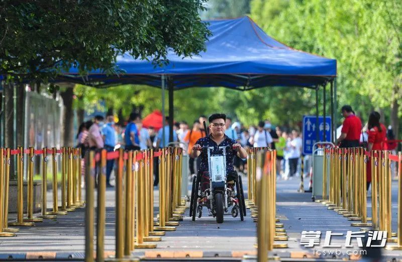 学校|长沙这位高考考生有“特殊待遇”！学校为他改修了一条路……