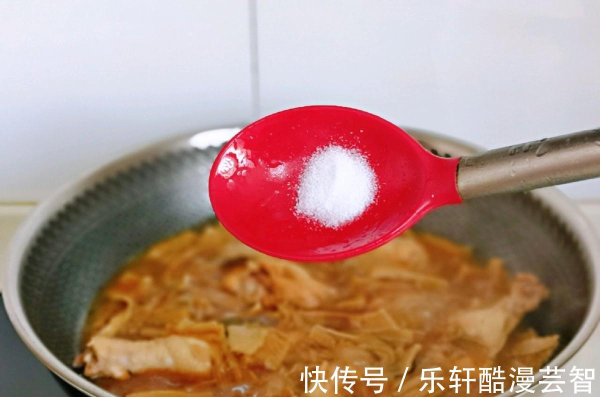 下饭|笋干和鸡腿搭配，炖至入味，鲜美又下饭，上桌都抢着吃