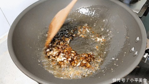 炒香菇时,不要直接就下锅,记住这一点,不放一点肉,味道比肉香