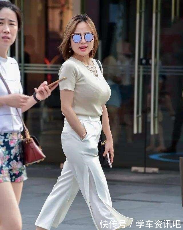 搭配 牛仔打底裤搭配时尚黑色上衣，穿搭利器，显得不那么平平无奇！