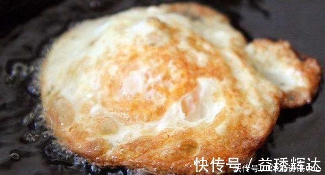 煎鸡蛋，直接倒油煎就错了！多做2步，不粘锅不煎糊，鲜嫩又入味