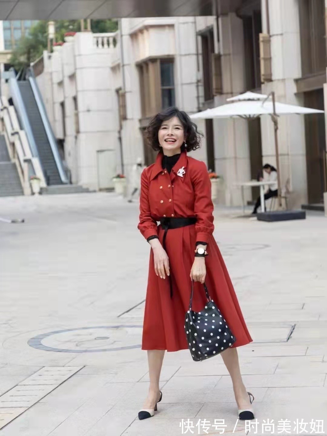 新年 50岁女人“新年”就该这样穿,喜庆洋气又显气质,照穿美成焦点
