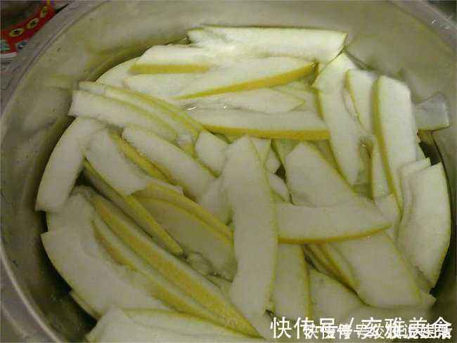 泡脚|泡脚时放”它“进去，什么脚气、冻疮呀都去光，就连小腿都瘦了！