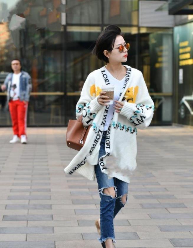 街拍:貌美如花的小姐姐,一身优雅的穿搭,尽显女神风采