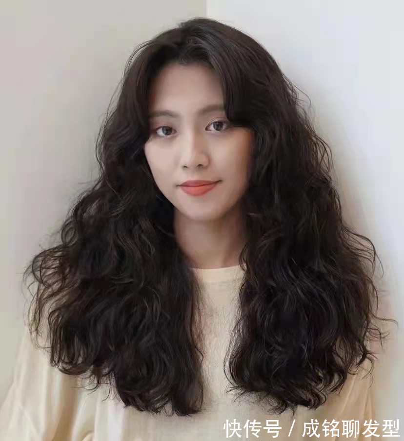 羊毛卷发型|羊毛卷时髦又显发量,但有四种人不适合烫,不仅显老还拉低颜值