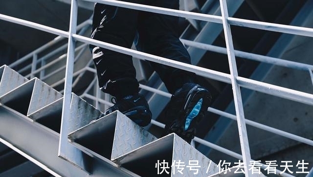 yeezy 一年 365 天都穿不腻的黑魂狂潮,黑的也太帅了