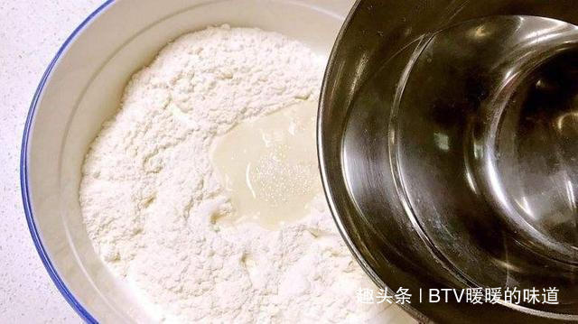 家里有面粉就能做,千层麻酱红糖饼来了!钙含量是牛奶的4倍