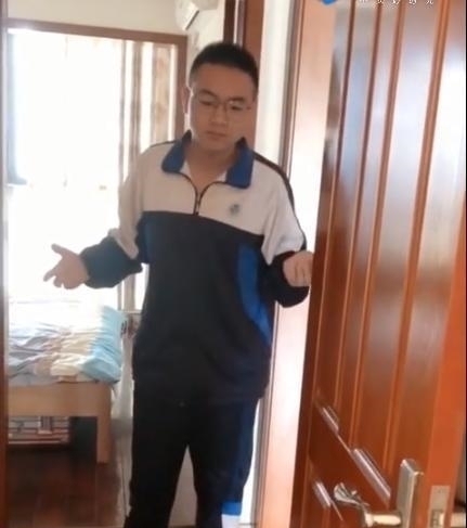 死亡凝视|42岁妈妈告诉18岁儿子,已经“怀二胎”,看到儿子的反应后心酸!