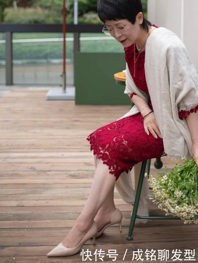 高跟鞋|女人60岁“算”老吗?这位短发博主穿搭时尚减龄,气质不输年轻人