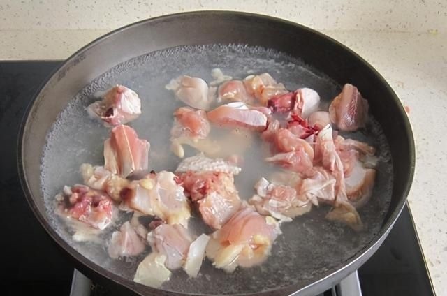 炖鸡汤时,牢记“1泡1放2不放”,炖出来的鸡汤汤鲜肉嫩没腥味