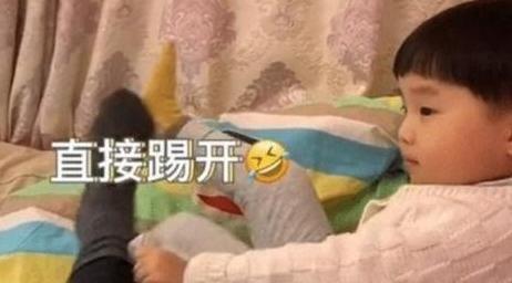 皮皮|“卑微弟弟”伺候姐姐火了,怀里温奶给姐喝,网友求生欲太强