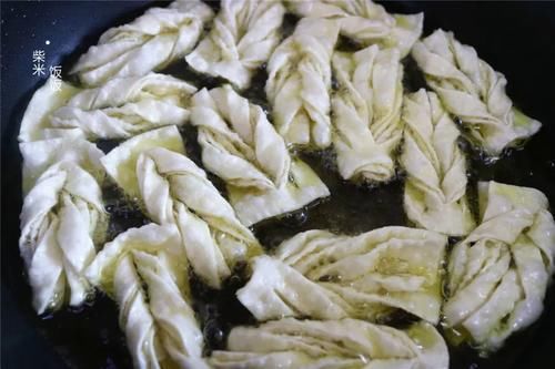 这小点心，外面卖12一斤，自己在家做，3元馄饨皮做一大筐