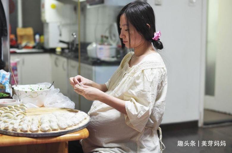 生人|“踩生”并非迷信,科学解释第一个抱娃的人,对孩子影响很大