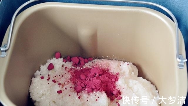 一杯糯米一碗红豆,蒸熟加搅拌,即成又香又软的糯米糕,再不用买