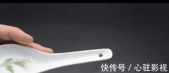 脑洞|“为什么瓷勺上面有个洞?这个洞有什么用啊?”哈哈哈哈网友们的脑洞太大了