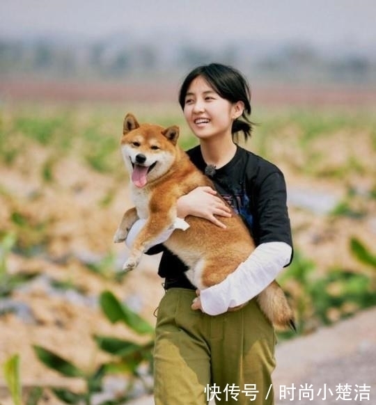 妹妹|張子楓童年“修鞋”視頻被扒，跪在地上邊哭邊修，觀眾：給點面子