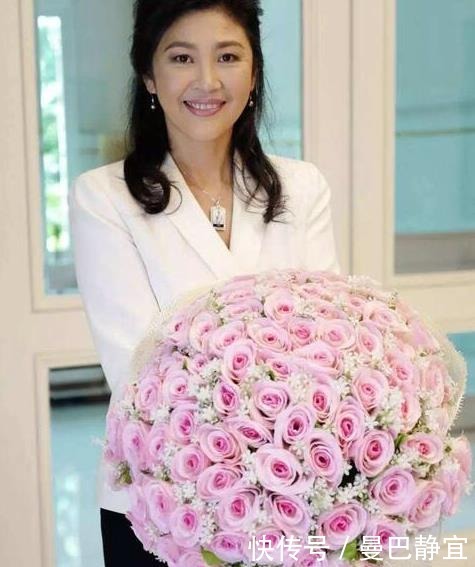 耐看|53岁泰国前总理英拉气质真好,穿搭堪称女强人典范,优雅又耐看