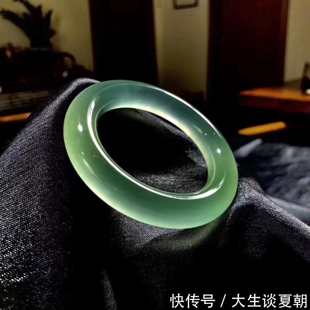 国风 复古风再次刮起来,翡翠首饰造型富有立体感,代表国风首饰的特色