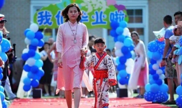 孩子|幼儿园走红毯，妈妈穿着邋遢被孩子嫌弃：怪孩子还是怪妈妈？