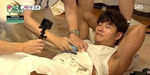 不适|玩太嗨了金钟国露肌肉当洗衣板引观众不适,网友恶评刷爆留言板