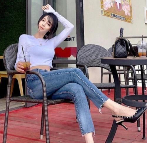 穿搭|美女穿搭:牛仔裤与打底衫的美搭,展现女孩的青春活力