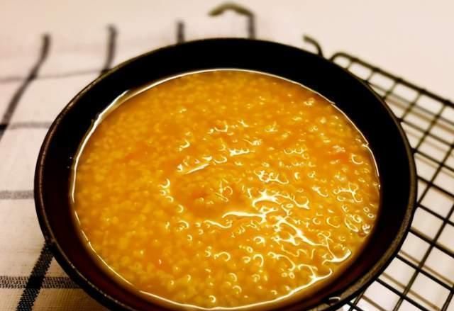 熬小米粥时,外行人只会用清水,牢记这3点,粥香浓黏稠,米油厚