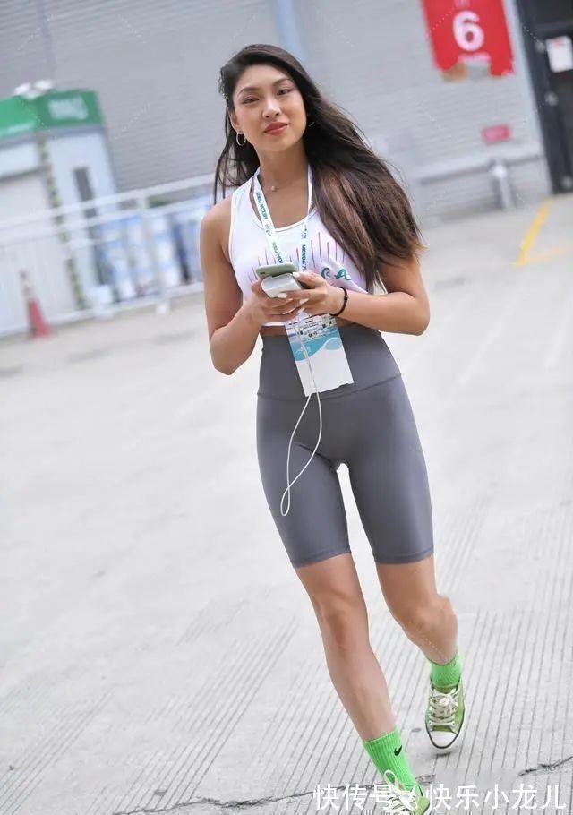 内衬 绿色清新平底鞋搭配灰色高腰短裤,百搭休闲,凸显自信时尚气质