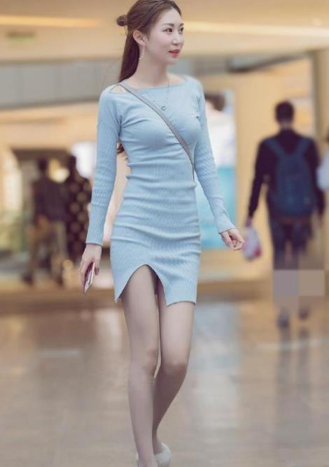 印花|黑色露肩装+印花短裙的长发美女,靓丽又显大气