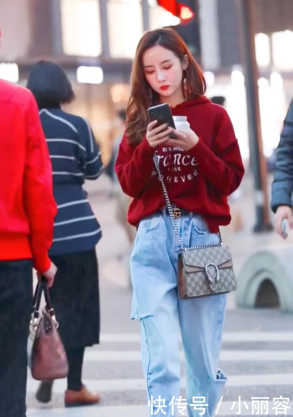 校草|建议学生党:卫衣下别搭小脚裤了,太普通!试试这么穿,迷倒校草