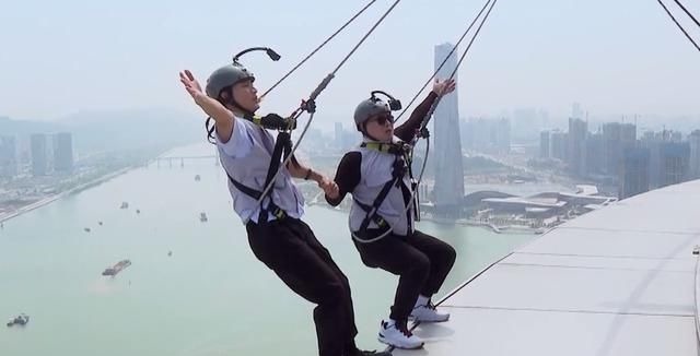 极限挑战:邓伦戴假长发好美,岳云鹏机智化解被吓哭的尴尬场面!