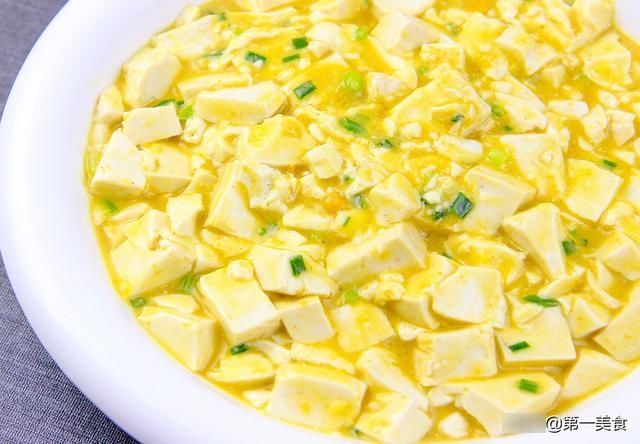 豆腐|豆腐怎么做才好吃，厨师长教你做咸蛋黄豆腐，鲜嫩入味，营养丰富