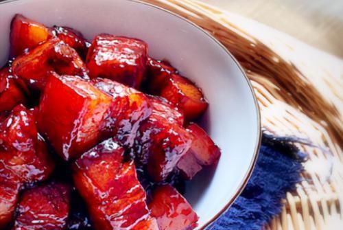 糖色|炖红烧肉时,炒糖色还是用酱油?学会正确做法,浓油赤酱肥而不腻