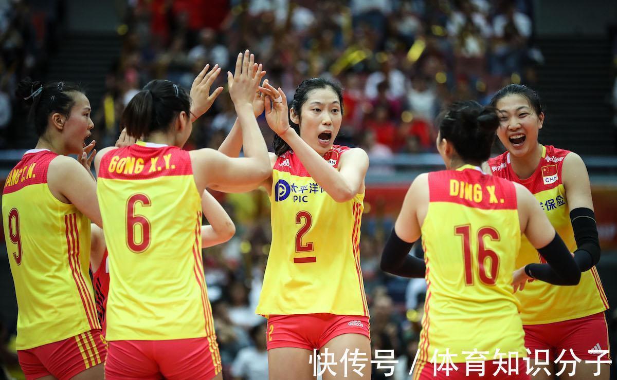 辽宁女排|女排打架场面火爆!丁霞队友冲上看台打人,周围的人拉都拉不住