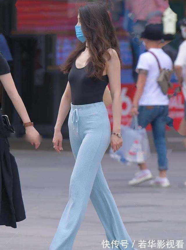 灰色 黑色无袖上衣搭米色打底裤，高级又优雅的配色，都市女性必备穿搭