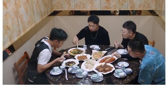 《德云斗笑社》第二季:从吃饭看相声演员的关系亲疏