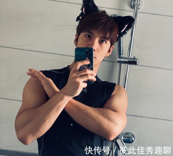 健身|爱健身的90后,胸肌发达麒麟臂健壮,在健身房常丢衣服!