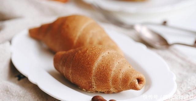 即有着浓浓的咖啡味,又有着黑麦香,日式咖啡黑麦盐面包值得一试