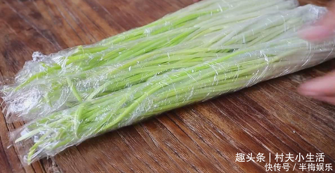 大蒜发芽不要再扔了，教你一招，一冬天吃新鲜蒜黄，实用