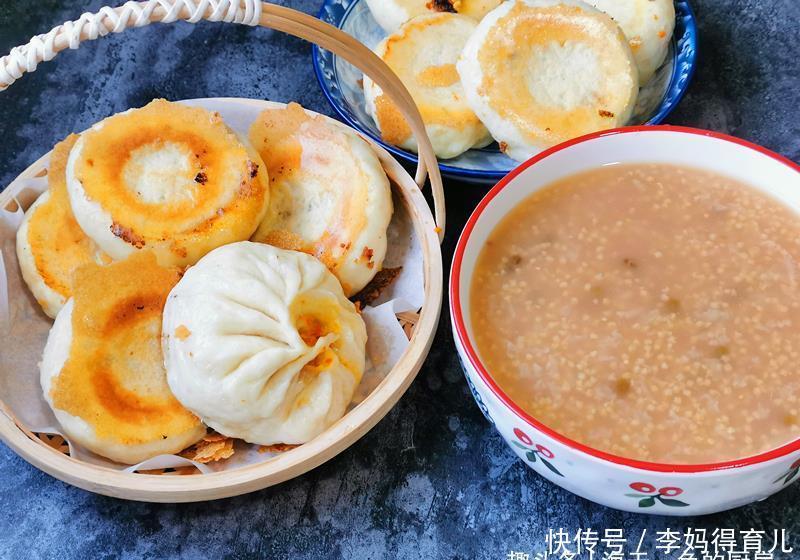  40岁阿姨的一人食早餐，素馅煎包搭配米粥，清淡不腻吃得舒服