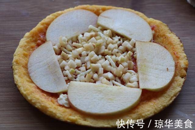 剩馒头新吃法，加4个鸡蛋搅一搅，出锅比披萨还好吃！做法还简单