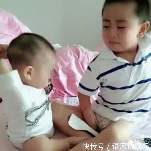 哥哥|1岁弟弟和3岁哥哥在玩,弟弟突然打哥哥,哥哥的做法,让人暖心