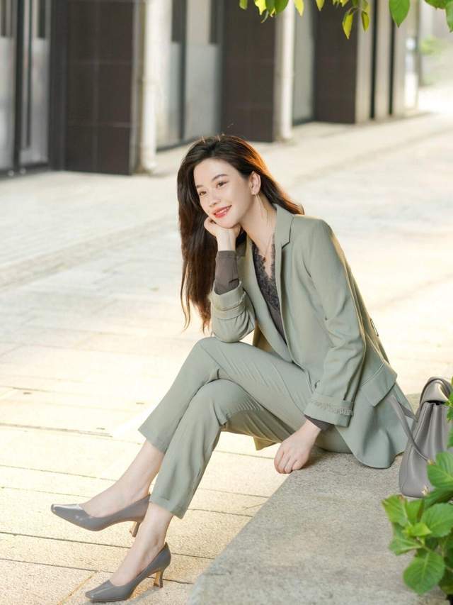 搭配|为什么今年的风衣,都宁愿配阔腿裤和白色衬衫?重点是真心好看